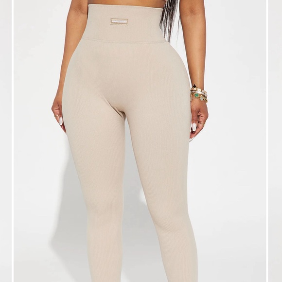 FASHION NOVA SEAMLESS RIBBED ACTIVE LEGGING - Picture 1 of 4